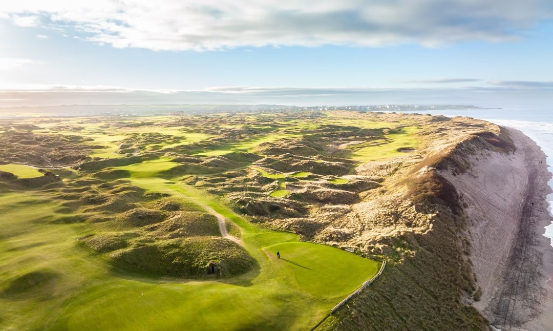 Irish coastal links overlooking the sea