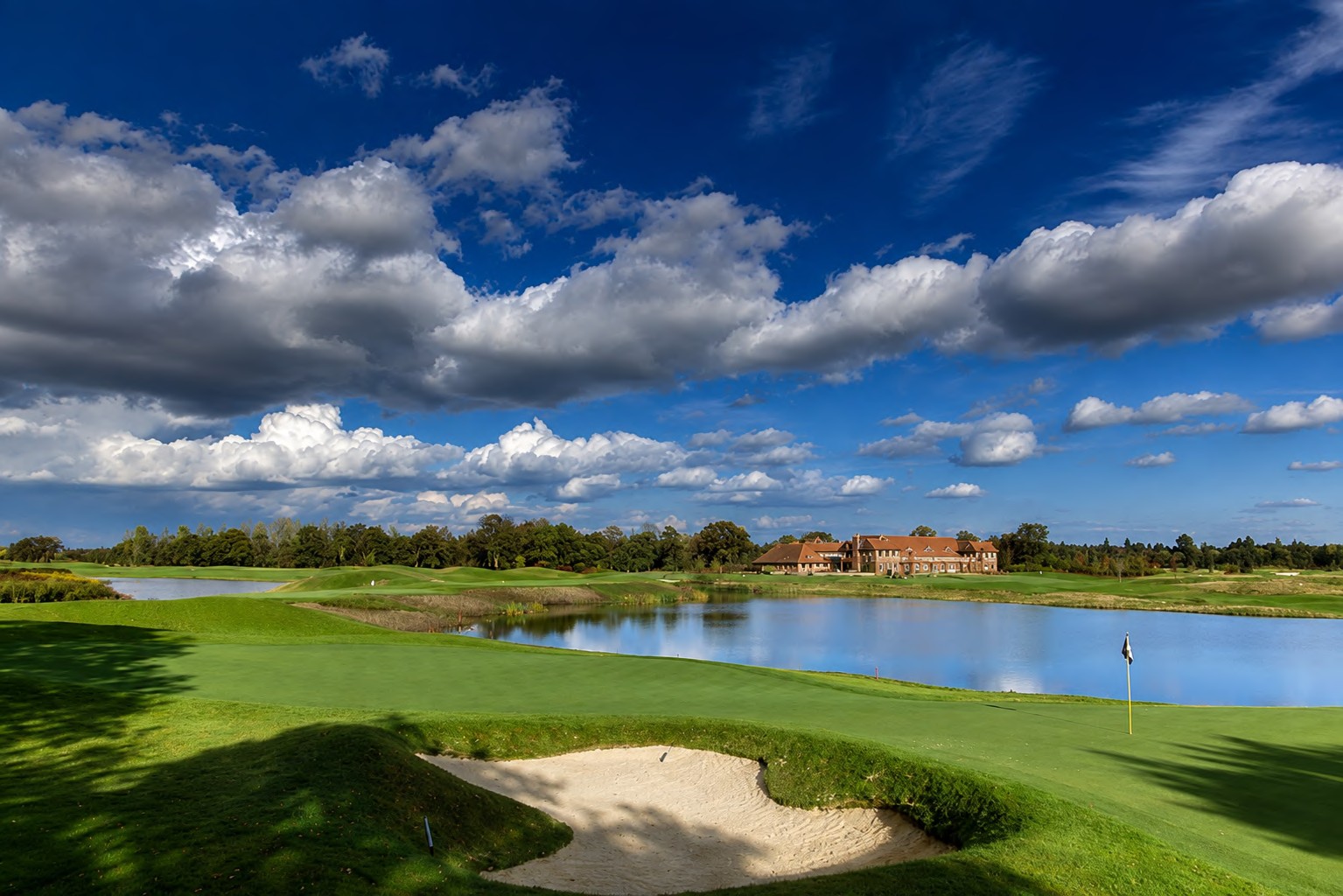 The Wisley golf course with lakeside bunkers